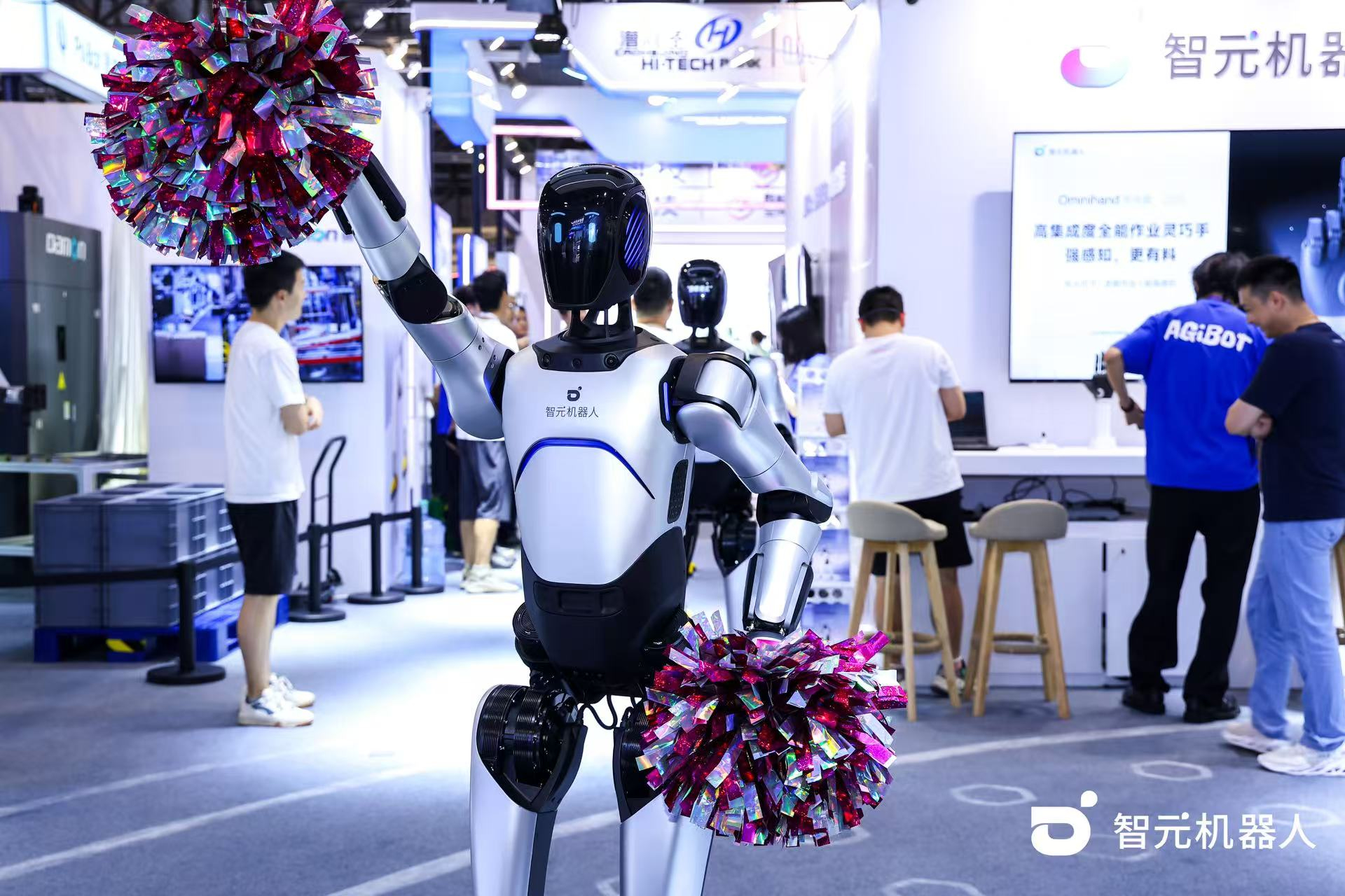 XKTY.COM机器人 WAIC 首日展台火爆，机器人家族集体打工忙不停